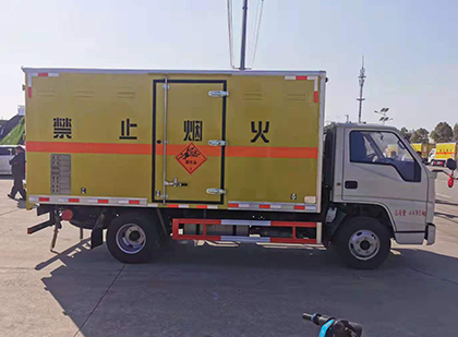 叠彩爆破器材运输车工人安全操作规范与智能技术保障